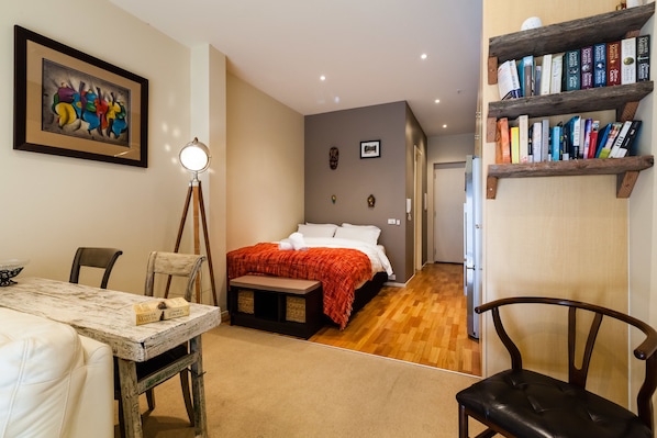 Standard Studio | Iron/ironing board, cribs/infant beds, free WiFi, bed sheets