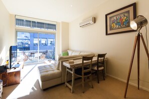 Standard Studio | Living area | 40-inch flat-screen TV with digital channels, TV - TENNYSON, Richmond Studio Apartment (Richmond)