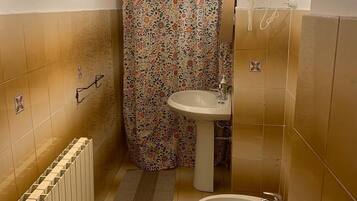 Dusche, kostenlose Toilettenartikel, HandtĂŒcher