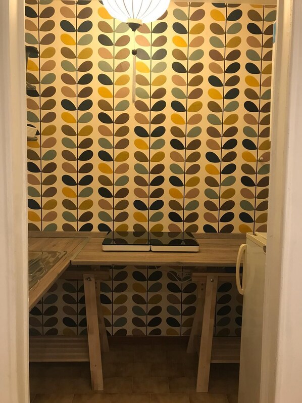 Kühlschrank, Herdplatte, Kochgeschirr/Geschirr/Besteck