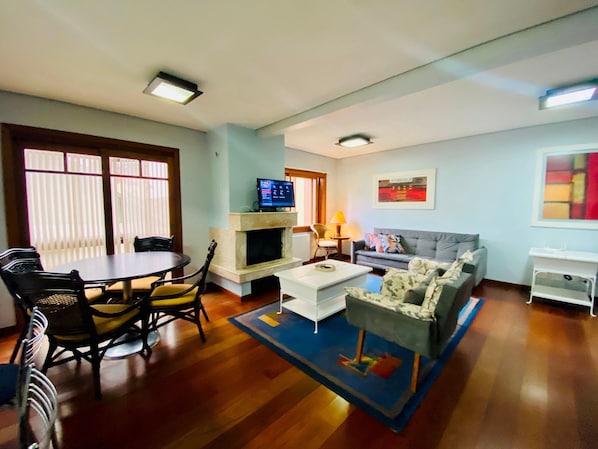 Basic Apartment | Living area