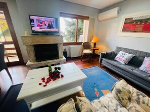 Apartment | Wohnbereich | 40-Zoll-Flachbildfernseher mit Kabelempfang, Fernseher, Kamin