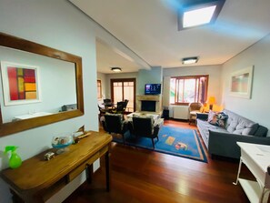 Basic Apartment | Living area