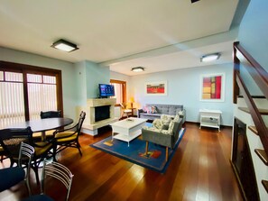 Televisión de pantalla plana, chimenea