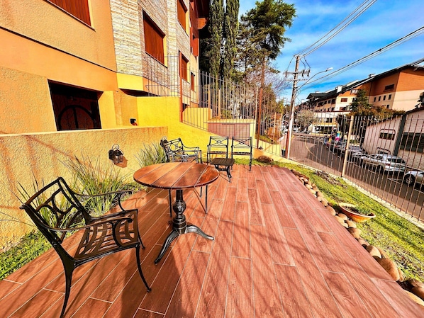 Apartment | Outdoor dining