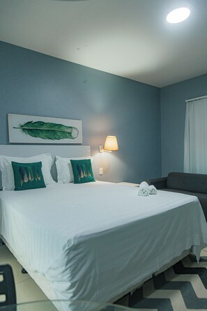 Frigobar, escrivaninha, cortinas blackout, ferros/tábuas de passar roupa