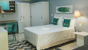 Minibar, bàn, màn/rèm cản sáng, bàn ủi/dụng cụ ủi quần áo 