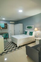 迷你吧、办公桌、遮光窗帘、熨斗/熨板