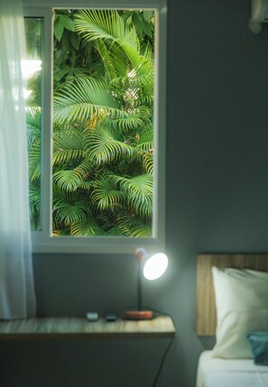 Minibar, escritorio, cortinas blackout y tabla de planchar con plancha