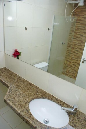 Suite Cama Casal | Bathroom | Shower, free toiletries, hair dryer, towels