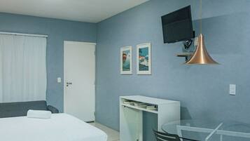 Frigobar, escrivaninha, cortinas blackout, ferros/tábuas de passar roupa