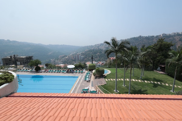 Quarto superior, 1 quarto, vista para a piscina | Frigobar, cofres nos quartos, escrivaninha