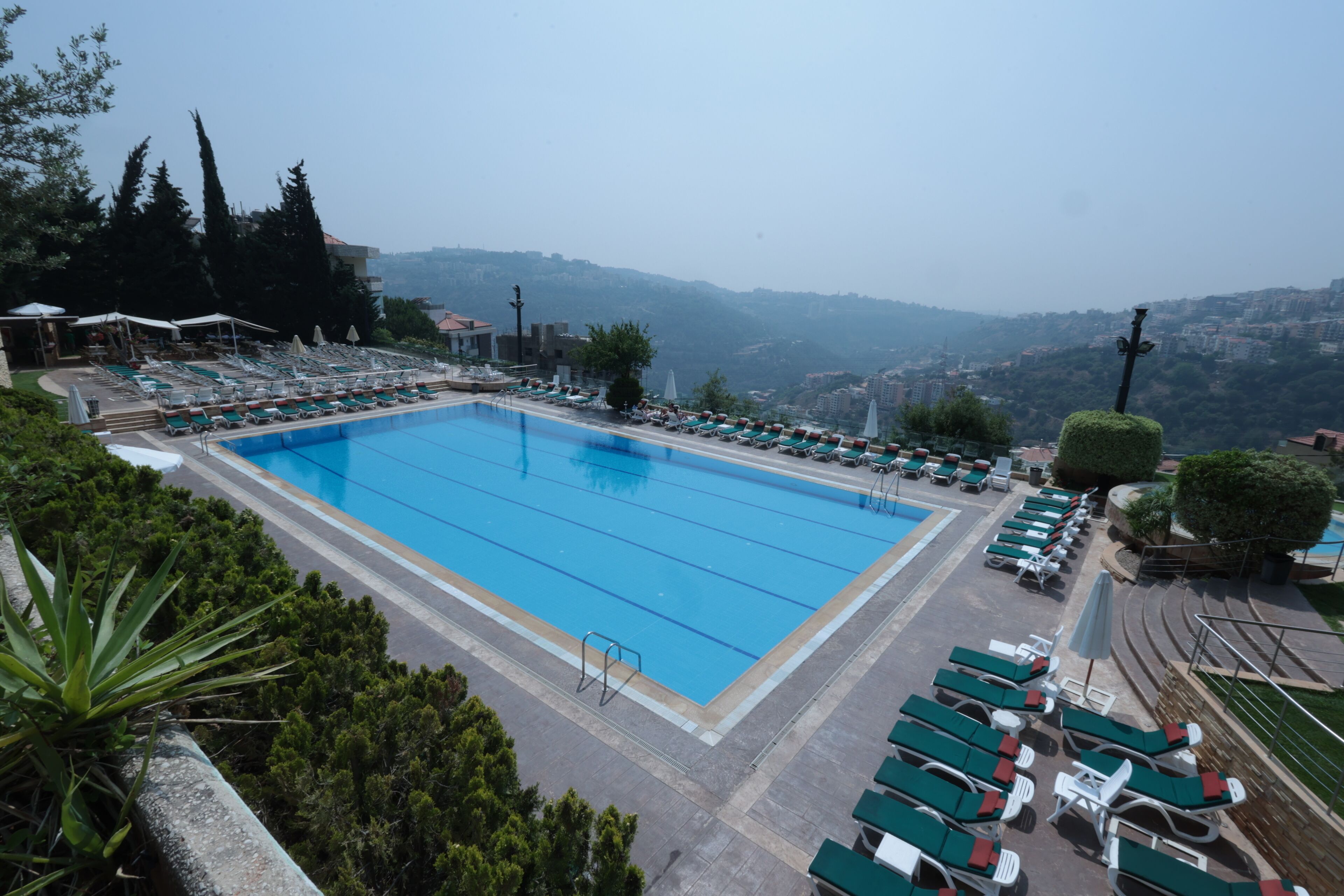 Standard Room, 1 Queen Bed, Pool View | Minibar, in-room safe, desk, iron/ironing board