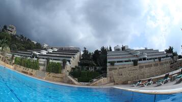 Una piscina al aire libre de temporada