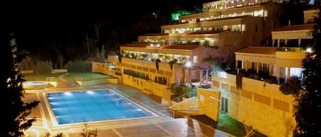 Piscine extérieure (ouverte en saison)