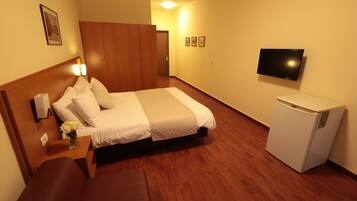 Minibar, caja de seguridad en la habitación y escritorio