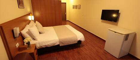 標準客房, 1 張加大雙人床, 泳池景觀 | 迷你吧、客房內保險箱、書桌、熨斗/熨衣板