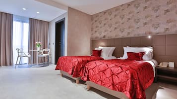 Quarto luxo, vista para a piscina | Frigobar, cofres nos quartos, escrivaninha