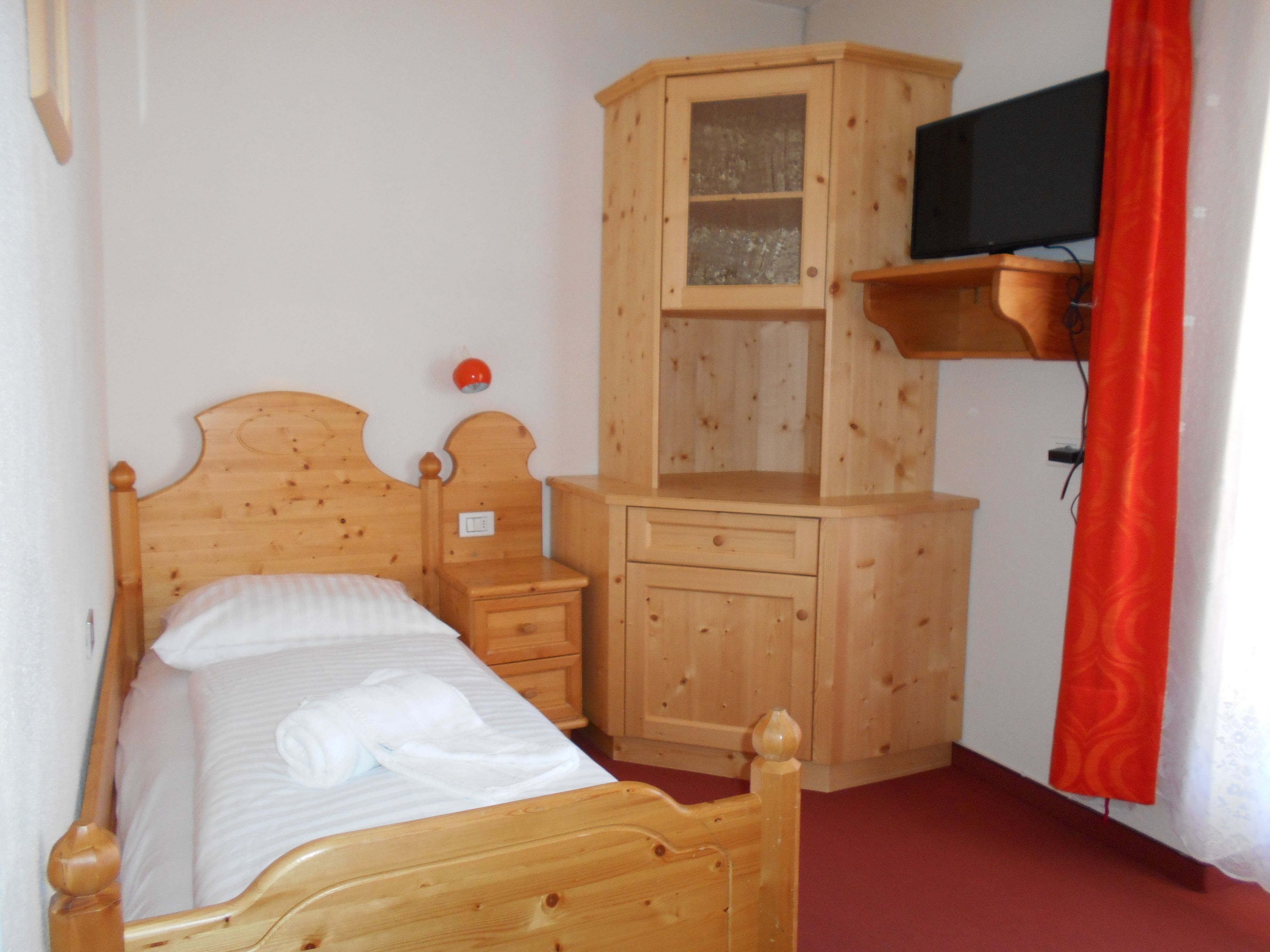 single room | desk, cots/infant beds, free wifi