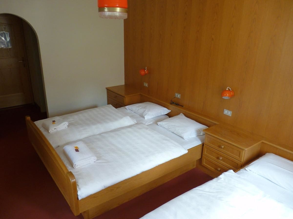 standard triple room | desk, cots/infant beds, free wifi