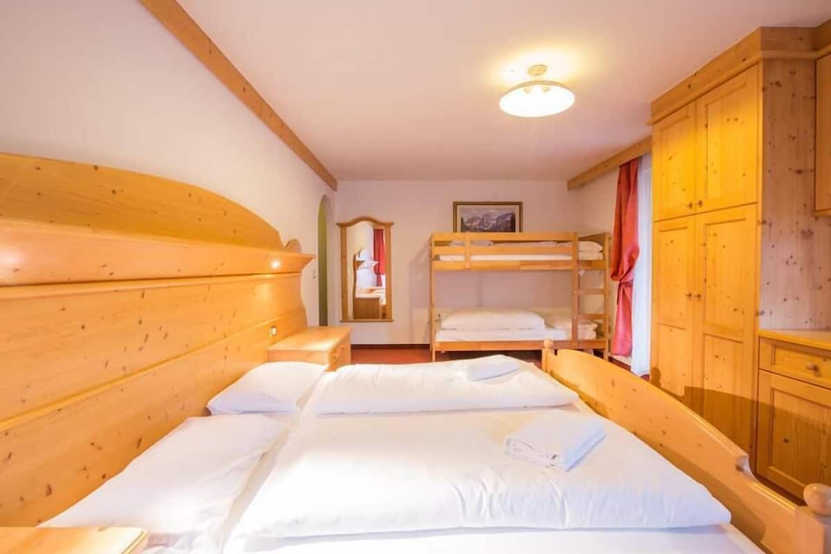 superior quadruple room | desk, cots/infant beds, free wifi