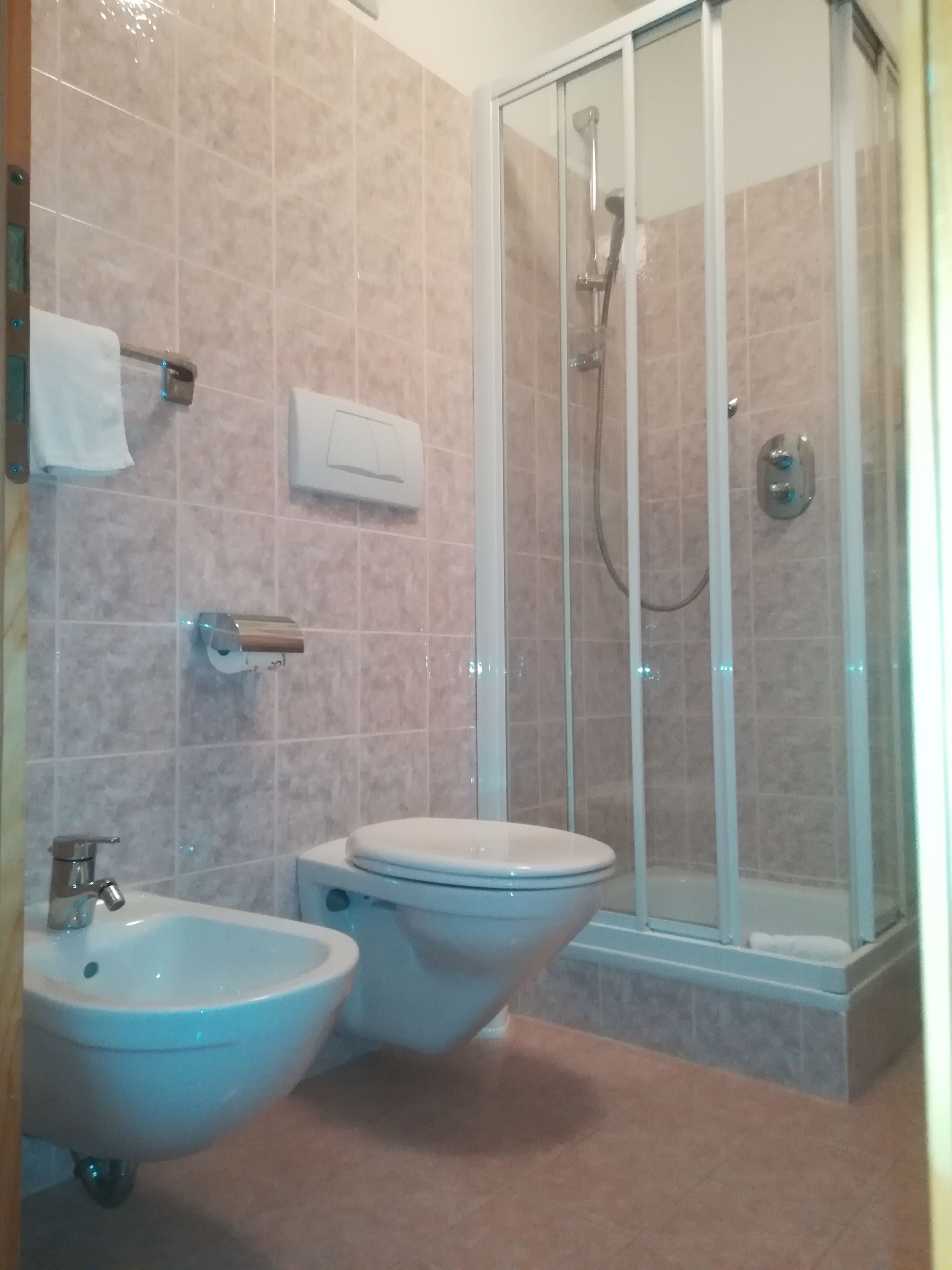 single room | bathroom | free toiletries, hair dryer, towels