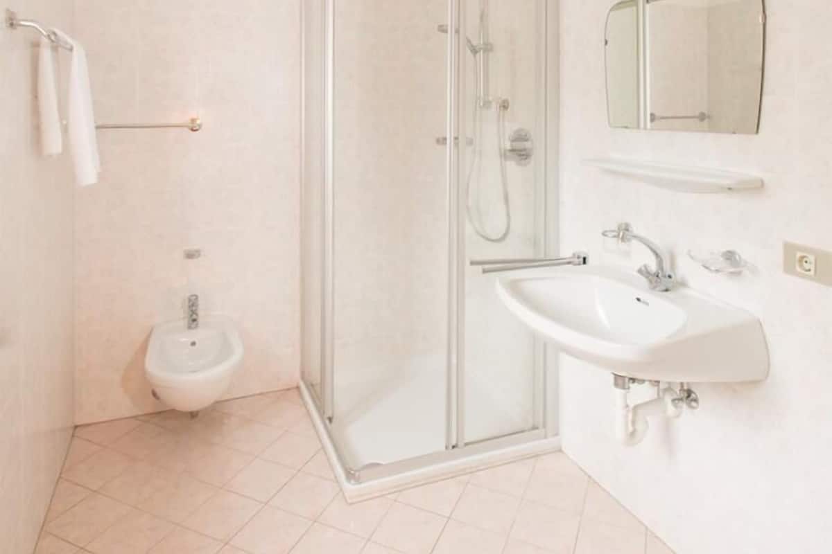 standard quadruple room | bathroom | free toiletries, hair dryer, towels
