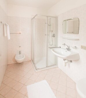 Standaard vierpersoonskamer | Badkamer | Gratis toiletartikelen, een haardroger, handdoeken