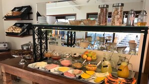 A buffet with various food items and beverages. - Pousada do Forte (Paraty)
