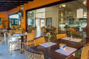 包含每日自助早餐