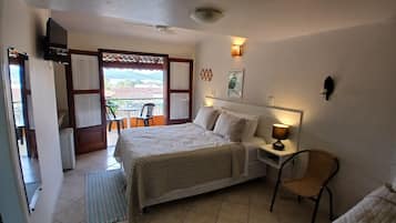 Quarto luxo | Frigobar, ferros/tábuas de passar roupa, berços grátis