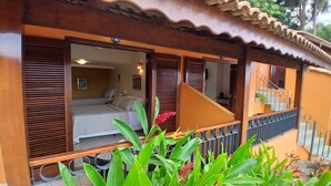 A hotel room with a bed, a window, and a balcony with a railing. - Pousada do Forte (Paraty)