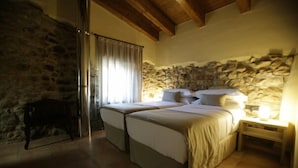 Basic Double or Twin Room | In-room safe, desk, blackout drapes, iron/ironing board (on request) - Hotel Can Panyella (Gelida)