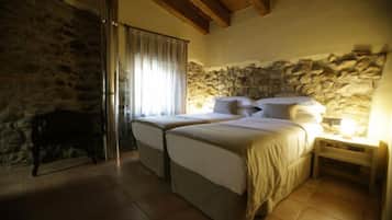 Basic Double or Twin Room | In-room safe, desk, blackout drapes, iron/ironing board