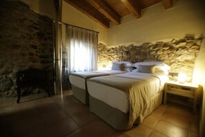 Basic Double or Twin Room | In-room safe, desk, blackout drapes, iron/ironing board - Hotel Can Panyella (Gelida)