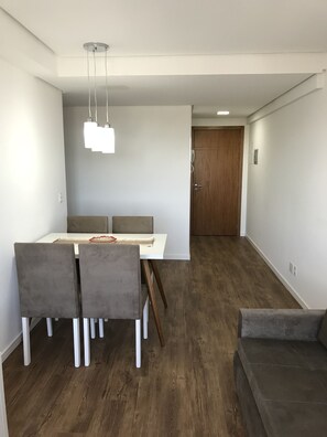 Apartment | Essbereich im Zimmer