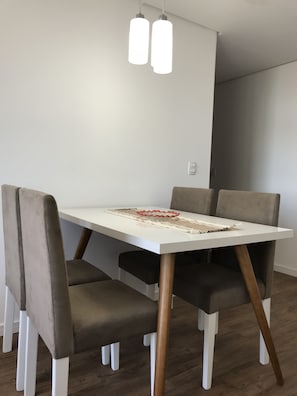 Apartment | In-room dining - Apartamento Terraneo 303 (Gramado)