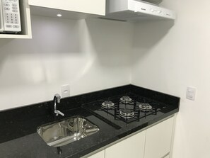 Apartment | Private kitchen | Fridge, microwave, stovetop, cookware/dishes/utensils - Apartamento Terraneo 303 (Gramado)