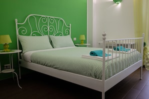 Artículos del minibar gratis y decoración personalizada 