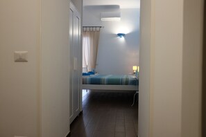Habitació doble panoràmica, vistes a la muntanya | Minibar amb articles gratuïts i decoració individual 