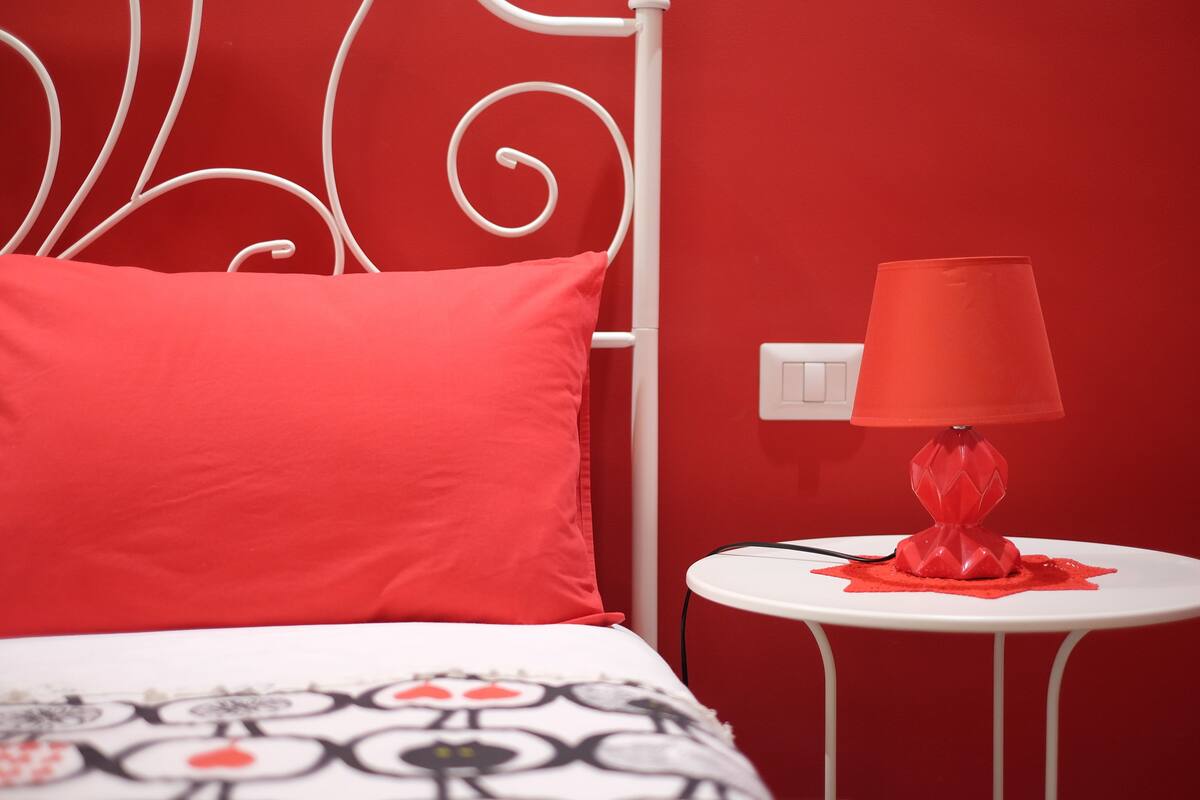 Habitación triple, balcón | Minibar (con algunos artículos gratuitos) y escritorio