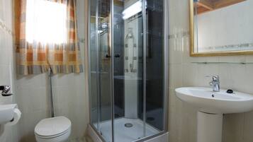 Bungalow, 3 Bedrooms (Caribe) | Bathroom | Shower, deep-soaking bathtub, rainfall showerhead, towels