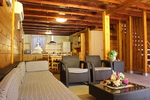 Bungalow - 4 sovrum (Villa Paraiso) | Vardagsrum | Platt-tv