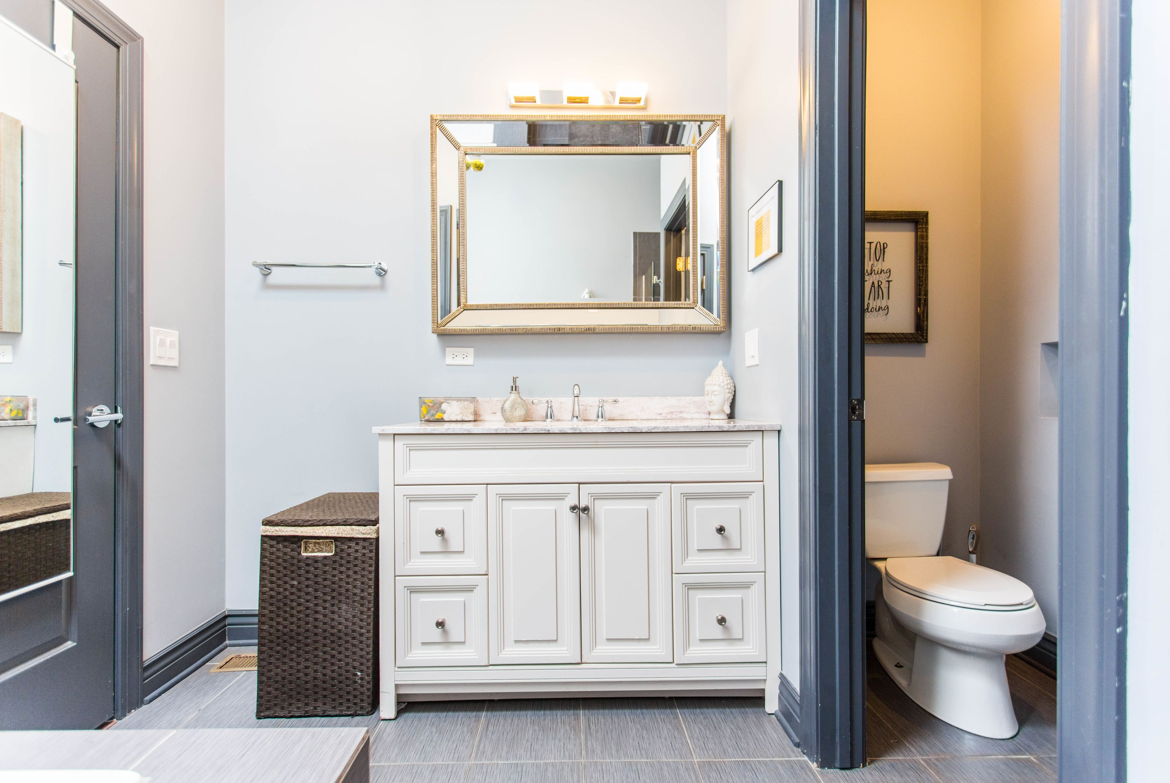 按摩浴缸、淋浴花灑、免費盥洗用品、吹風機