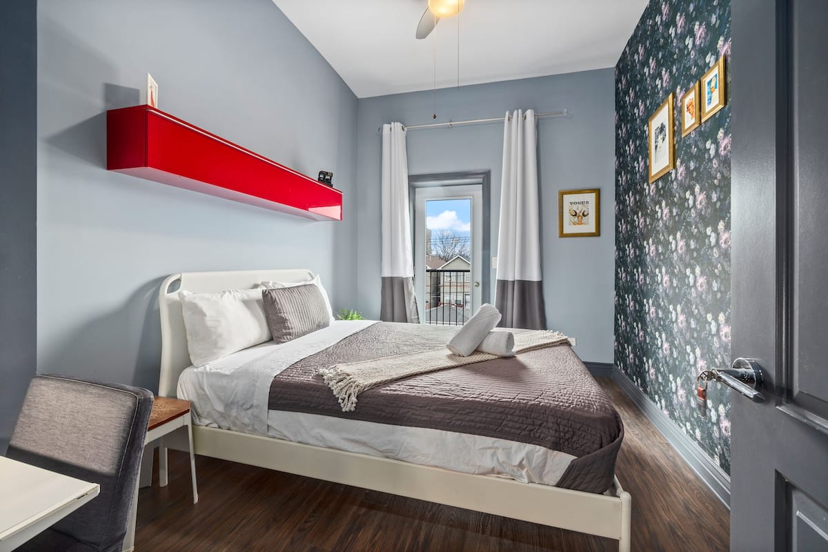 Luxe beddengoed, bedden met traagschuimmatras, individueel gedecoreerd