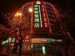 Front of property - evening/night - Greentree Alliance Guangdong Chaozhou Jinlong Buil (Chaozhou)