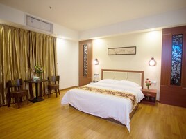 Verdunkelungsvorhänge, Bügeleisen/Bügelbrett, kostenloses WLAN