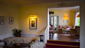 Un salon comprenant un canapé, une table basse et un escalier menant à une autre pièce.
