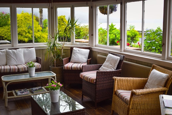 Bar-salon dans le hall