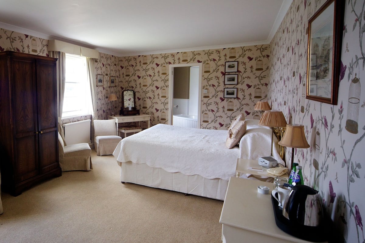 Superior Double Room, Sea View | Meja, katil bayi/kot (surcaj), katil lipat simpan/tambahan 